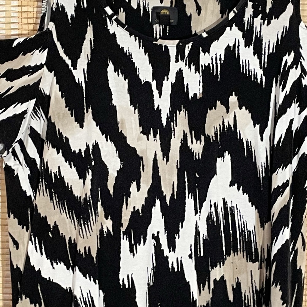 JM Collection Black and White Cold Shoulder Tunic - Picture 4 of 12